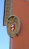 les armoiries de Saint Etienne : 2 croix blanches sur fond rouge.
