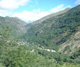 la vallée de Saint Etienne de Tinée : verdure et hautes montagnes...